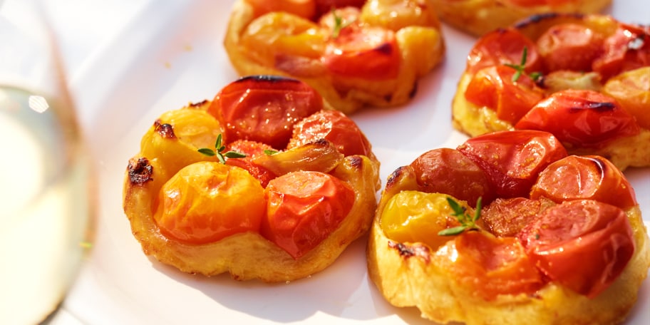 Mini tarte tatin met kerstomaten