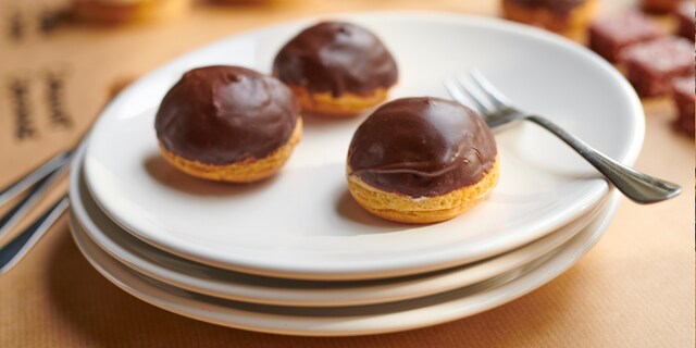 Vegan profiteroles met slagroom en chocolade