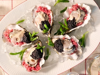 Oesters met rundstartaar en haringpareltjes