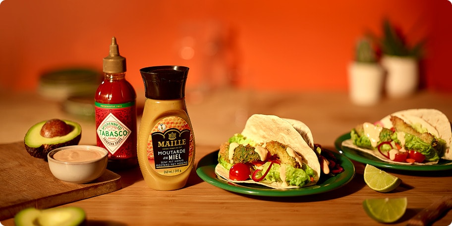 Taco’s met knapperige avocado’s, pickles en srirachasaus 