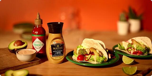 Taco’s met knapperige avocado’s, pickles en srirachasaus