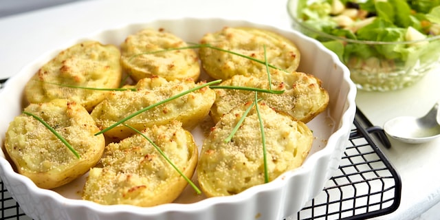 Met roquefort gevulde aardappelen en krokante salade met peren