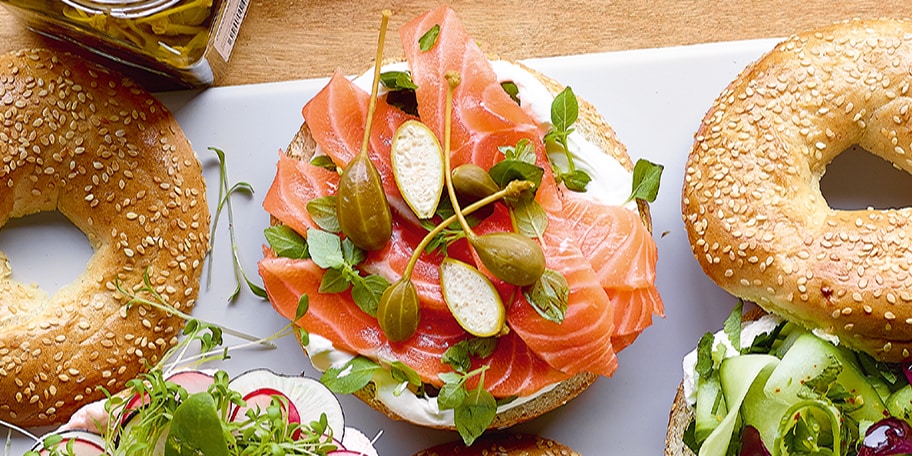 Bagel met Griekse yoghurt en tuinkruiden