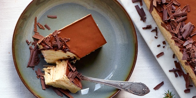 Javanais à la crème au beurre au café et ganache au chocolat