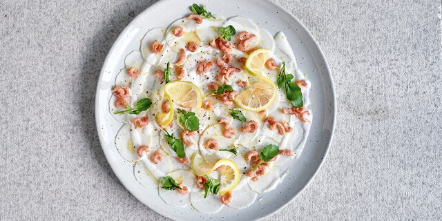 Carpaccio van rapen met grijze garnalen