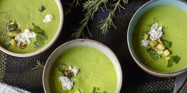 Soupe de courgette à la ricotta et à la menthe