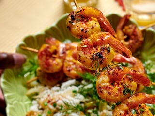 Scampibrochettes en rijstsalade met kruiden