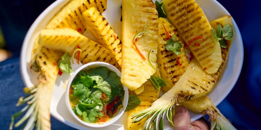 Gegrilde ananas met kruiden en chilipeper