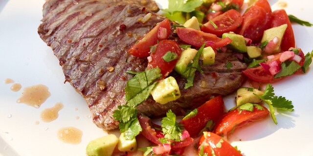 Bifteck à la salsa de tomates