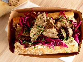 Sandwichs au marcassin rôti à la bière brune, houmous et pickles de chou rouge