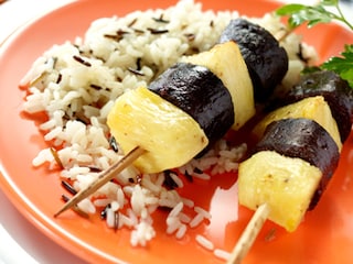 Brochettes van zwarte pens met ananas