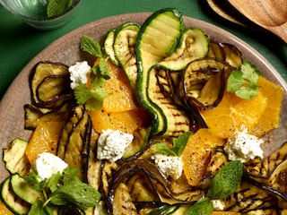 Marokkaanse gegrilde groentesalade met geitenkaas en sinaasappel