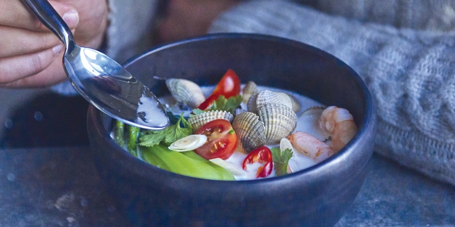 Soupe au lait de coco, à la citronnelle et aux crevettes roses