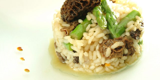 Risotto met morieljes en groene aspergepunten