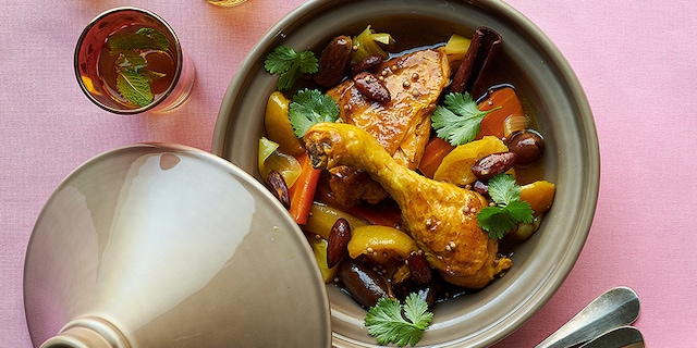 Tajine de poulet aux légumes d'hiver, pommes et dattes