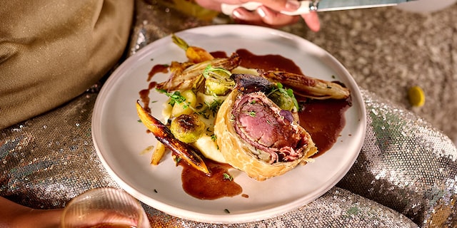 Rôti de cerf en croûte, sauce au porto et légumes rôtis