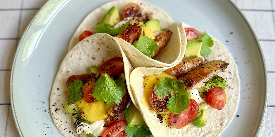 Tacos de poulet à l'avocat et au fromage frais