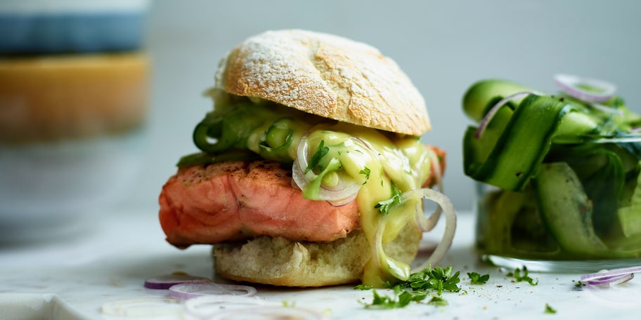 Burger de saumon, salade de concombre et mayonnaise au wasabi