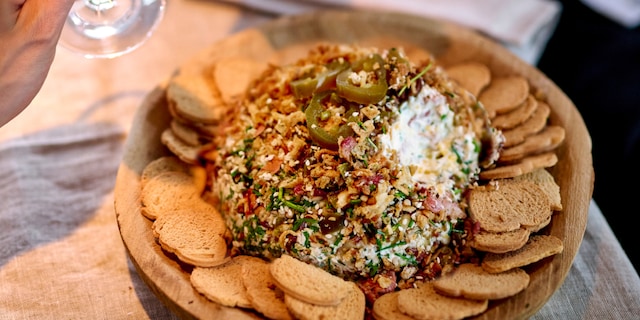 Bombe de fromage frais au lard, noix de pécan, miel et jalapeños