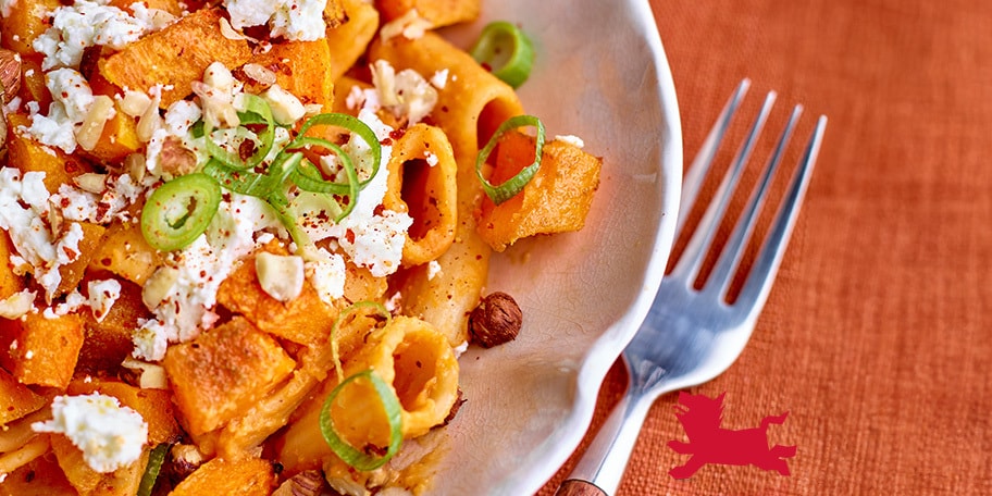 One pot pasta met butternut, rode linzen, feta en hazelnoten