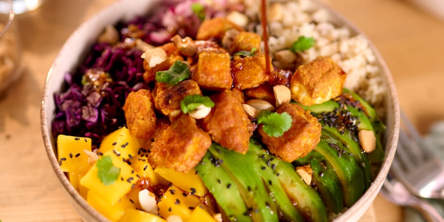 Pokébowl met krokante tofu