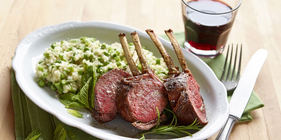 Risotto met muntthee, lamskotelet en groene groentjes
