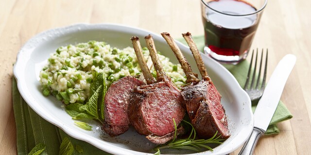 Risotto met muntthee, lamskotelet en groene groentjes