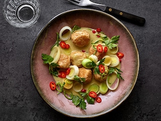 Kipballetjes met prei en groene curry