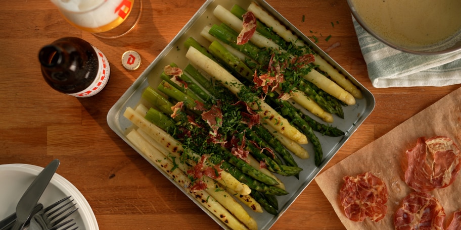 Asperges grillées, sauce à la Duvel et chips de coppa