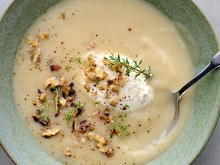 Knolseldersoep met noten en mascarpone