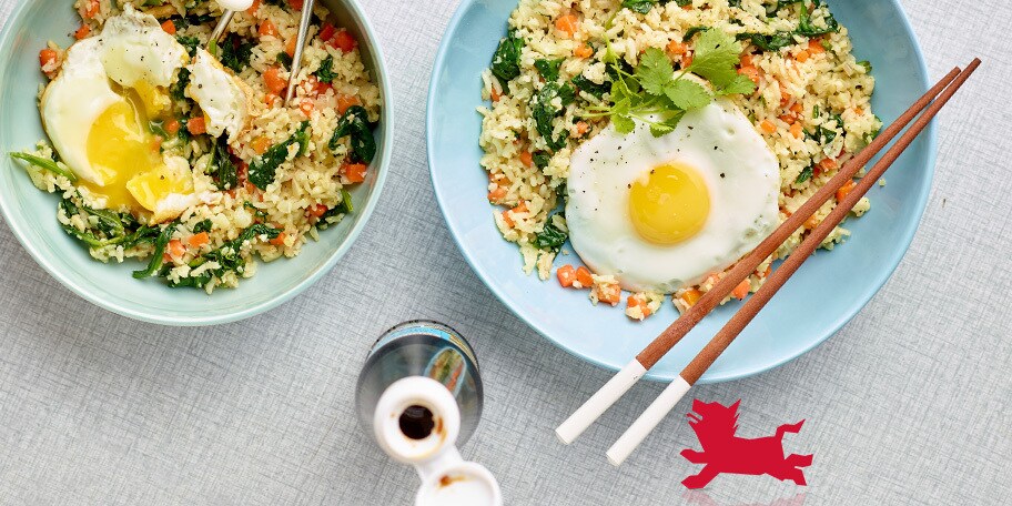 Riz de chou-fleur sauté aux légumes et œufs croustillants