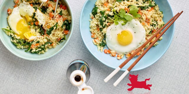 Riz de chou-fleur sauté aux légumes et œufs croustillants