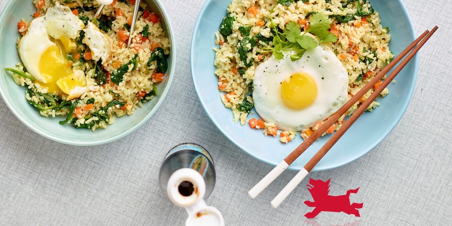 Riz de chou-fleur sauté aux légumes et œufs croustillants
