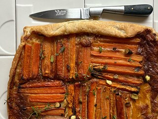 Tarte aux légumes grillés, pistaches et comté