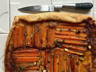 Tarte aux légumes grillés, pistaches et comté