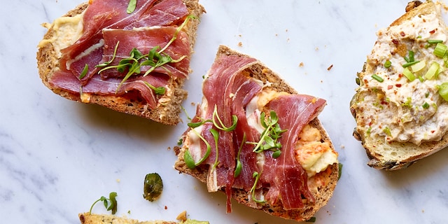 Speltbrood met hummus en Ibéricoham