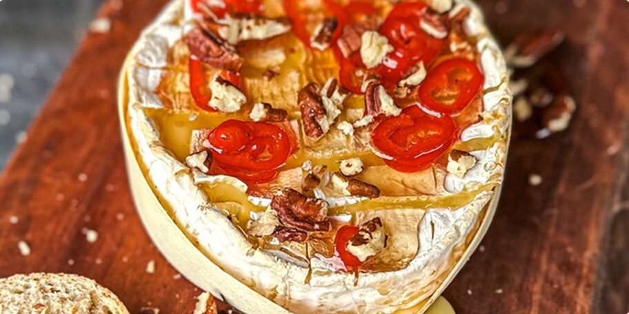 Camembert op de barbecue met pittige honing en pecannoten