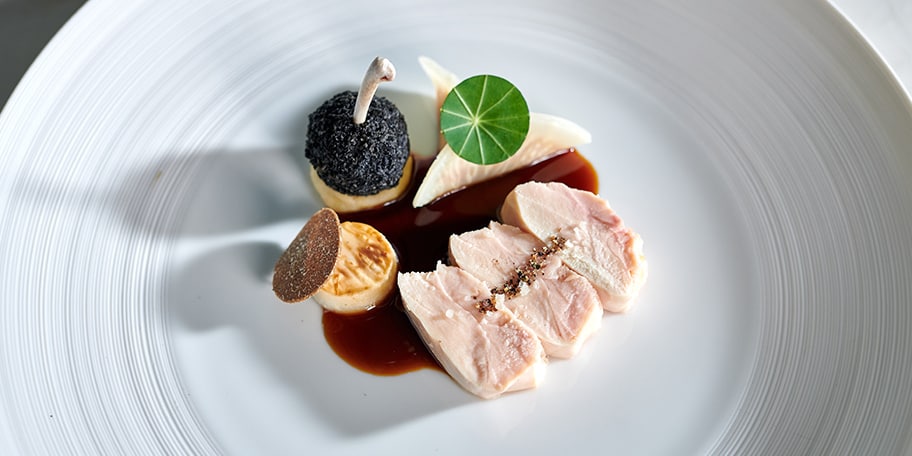 Poularde fermière, céleri-rave et croquettes à la truffe