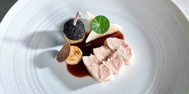 Poularde fermière, céleri-rave et croquettes à la truffe