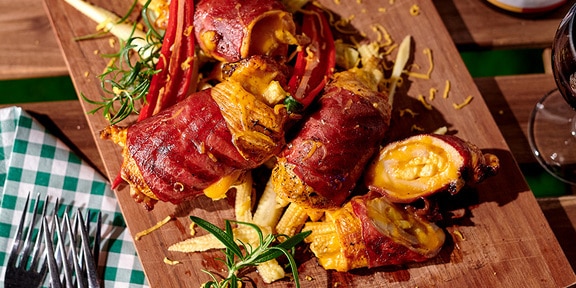 Kiprolletjes met cheddar, pastrami en minimais