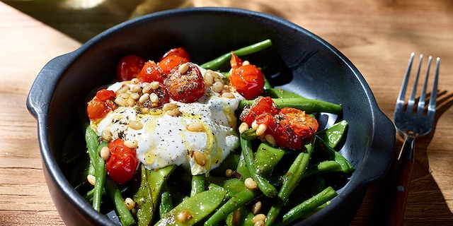 Mélange de haricots, tomates cerises rôties et dressing à la ricotta