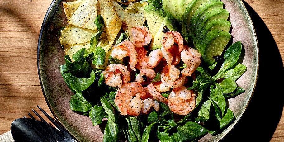 Salade met geschroeide knolselder, scampi en avocado