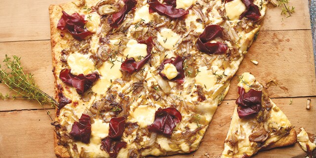 Pizza aux chicons, bresaola et fromage d'abbaye