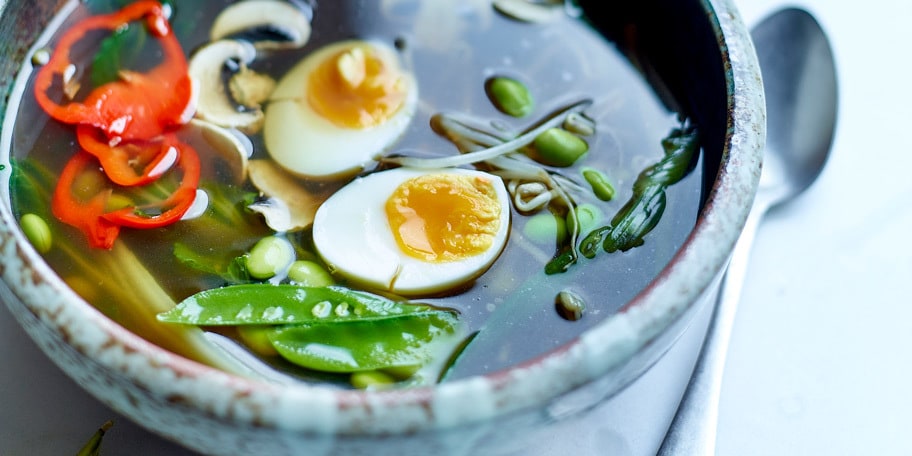 Potage asiatique aux oeufs mollets