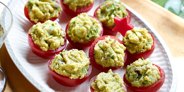 Cocktailtomaten gevuld met guacamole van broccoli