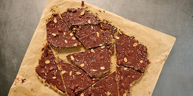 Vegan chocoladeplak met sesam en pindakaas