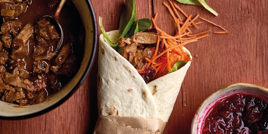 Tortilla’s met everzwijnstoofvlees, sinaasappel en veenbessen