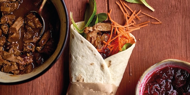 Tortilla’s met everzwijnstoofvlees, sinaasappel en veenbessen