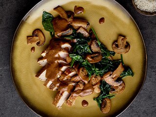 Kalfsmédaillons met groenten en mosterdsaus