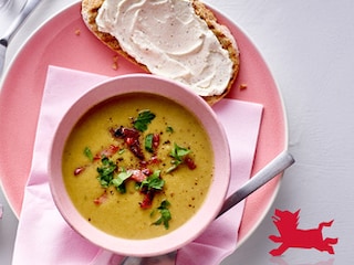 Groentesoep met spekreepjes en toast met verse kaas